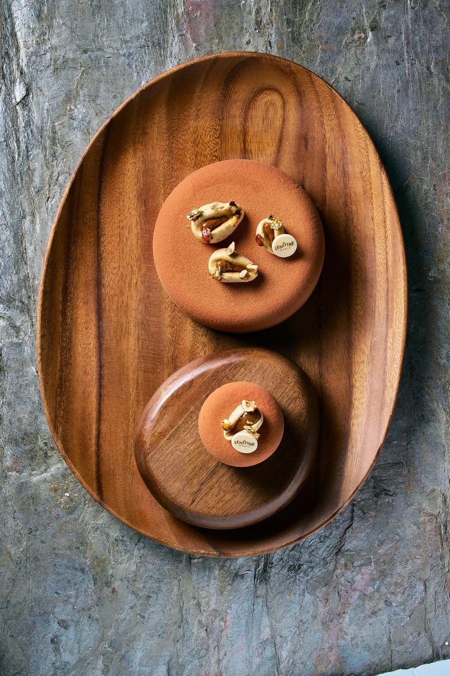Lenôtre Velours noisette in sharing and individual size on a wooden tray, photo by Lenôtre